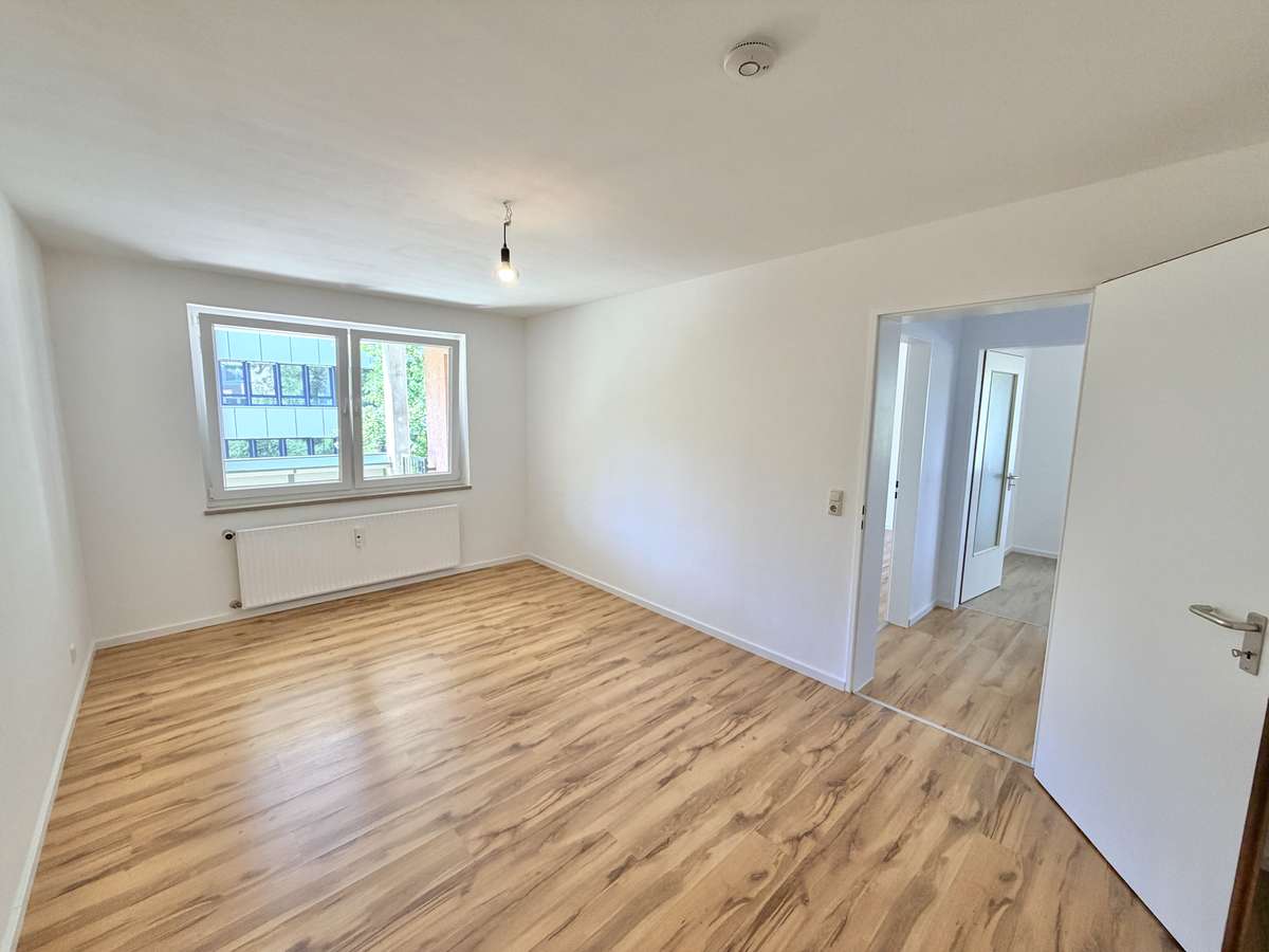Schlafzimmer „Einziehen & wohlfühlen“ TOP renovierte 2-Zi. Whg mit West-Blk & TG/Nh. S1