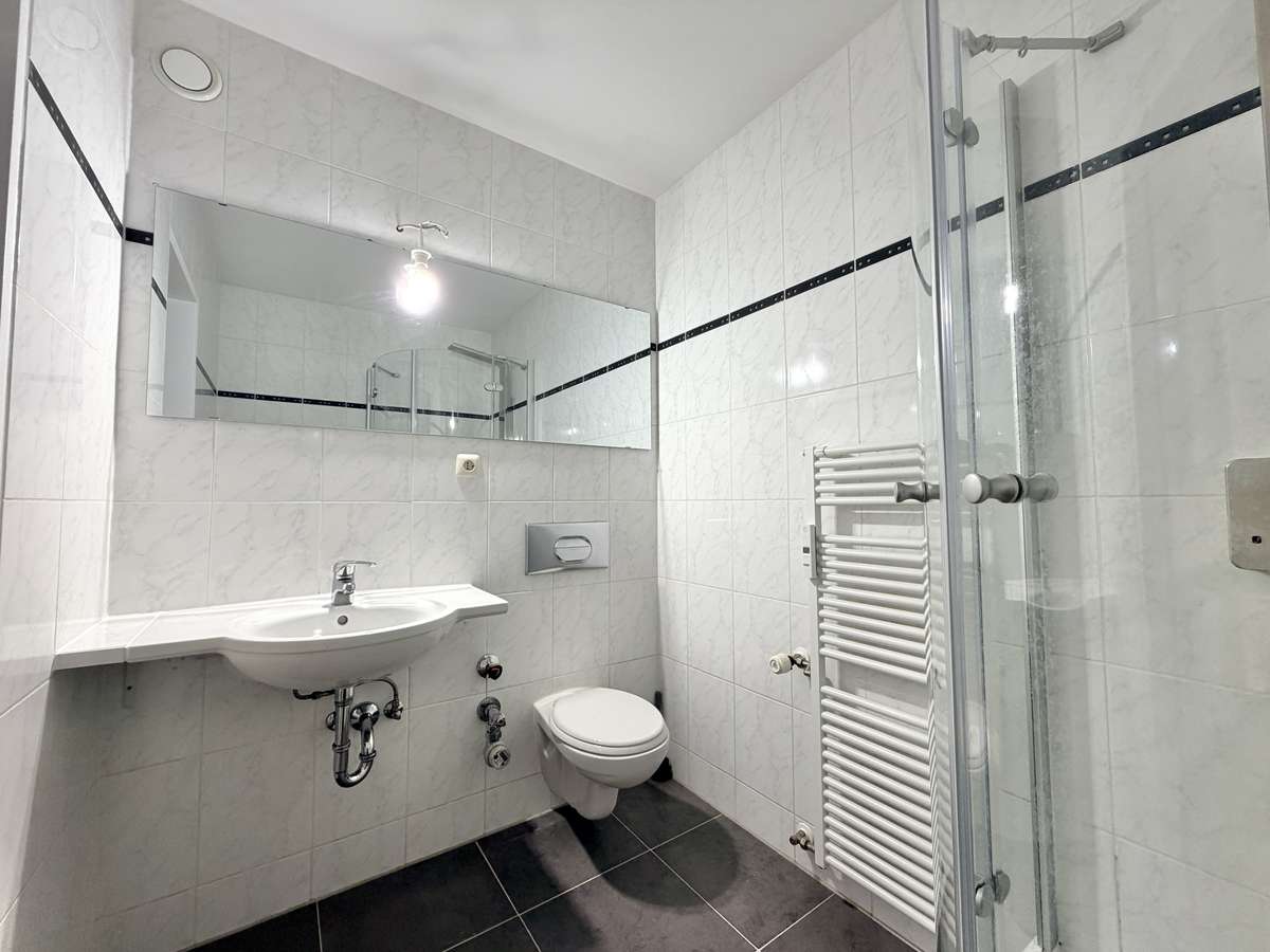 Badezimmer „Einziehen & wohlfühlen“ TOP renovierte 2-Zi. Whg mit West-Blk & TG/Nh. S1