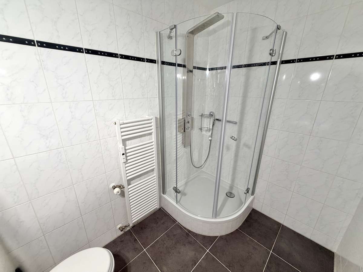 Badezimmer „Einziehen & wohlfühlen“ TOP renovierte 2-Zi. Whg mit West-Blk & TG/Nh. S1