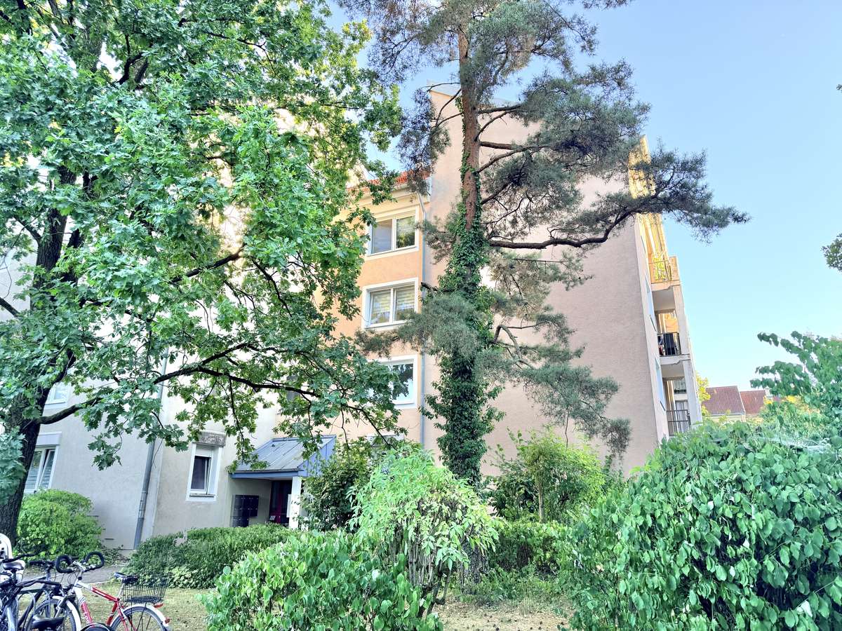 Hausansicht „Einziehen & wohlfühlen“ TOP renovierte 2-Zi. Whg mit West-Blk & TG/Nh. S1