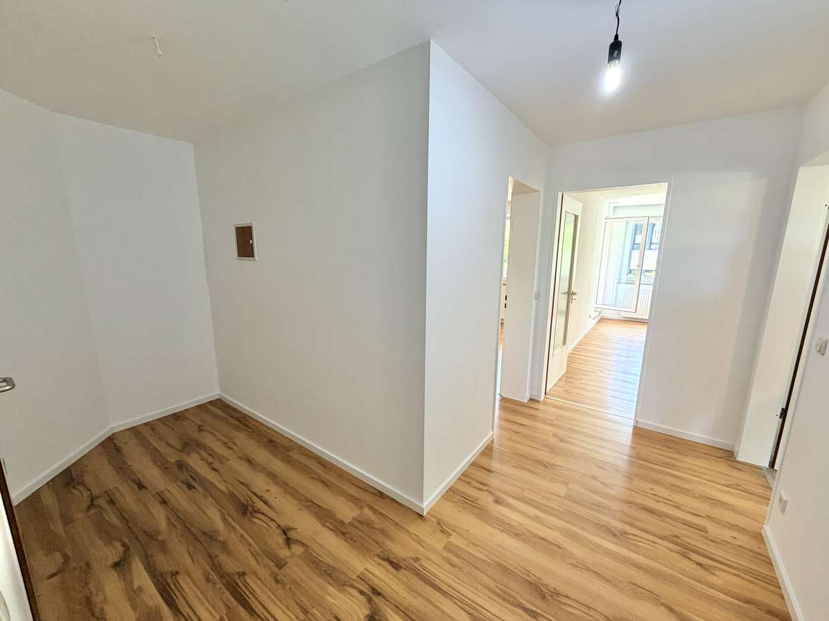 Flur „Einziehen & wohlfühlen“ TOP renovierte 2-Zi. Whg mit West-Blk & TG/Nh. S1