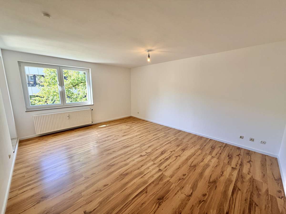 Wohnzimmer „Einziehen & wohlfühlen“ TOP renovierte 2-Zi. Whg mit West-Blk & TG/Nh. S1