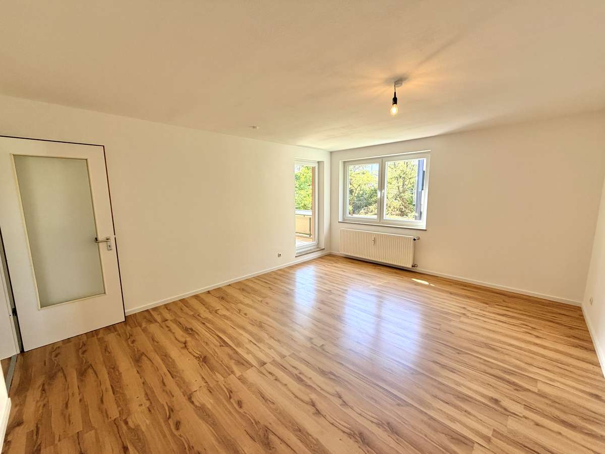 Wohnzimmer „Einziehen & wohlfühlen“ TOP renovierte 2-Zi. Whg mit West-Blk & TG/Nh. S1