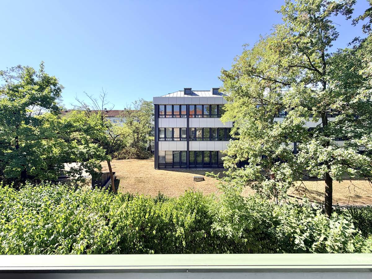 Ausblick „Einziehen & wohlfühlen“ TOP renovierte 2-Zi. Whg mit West-Blk & TG/Nh. S1
