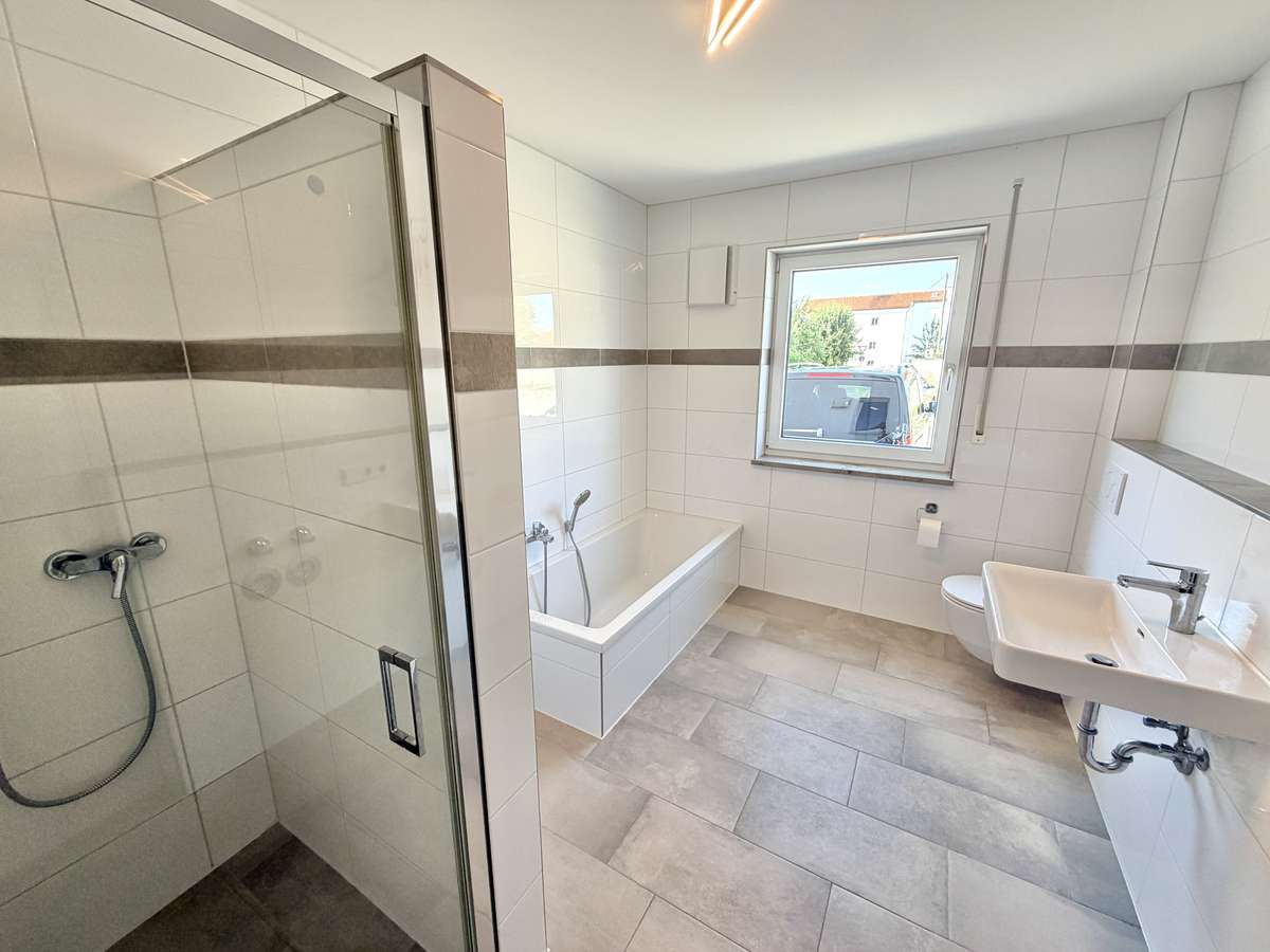NEUWERTIGE  4-Zi.-Wohnung in Hettenshausen mit sonnige Südterrasse