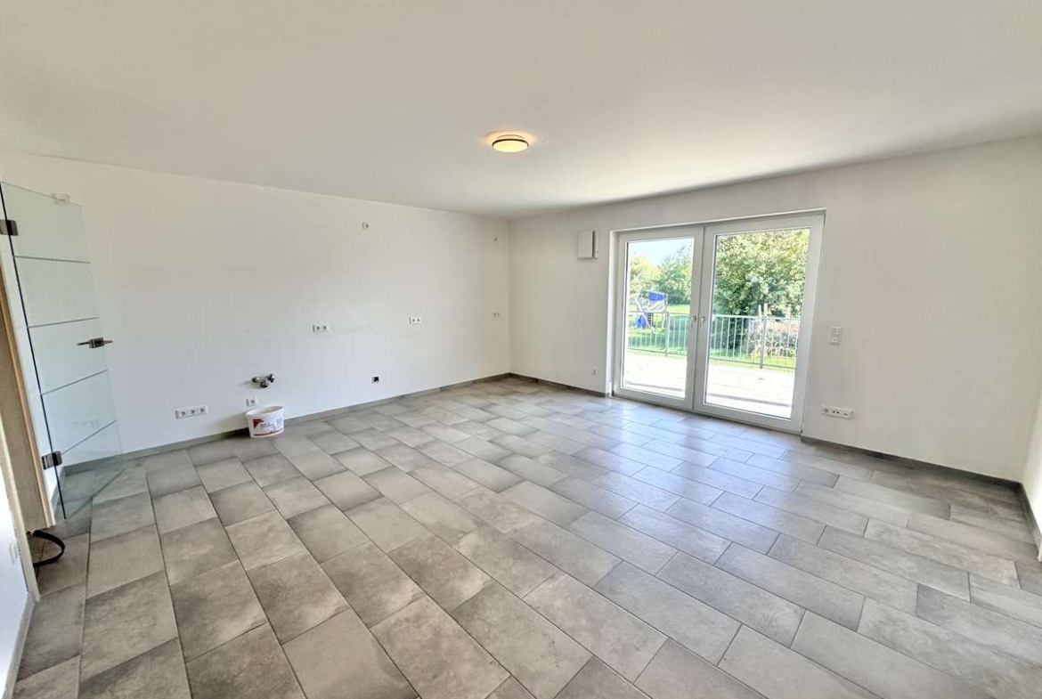 NEUWERTIGE  4-Zi.-Wohnung in Hettenshausen mit sonnige Südterrasse