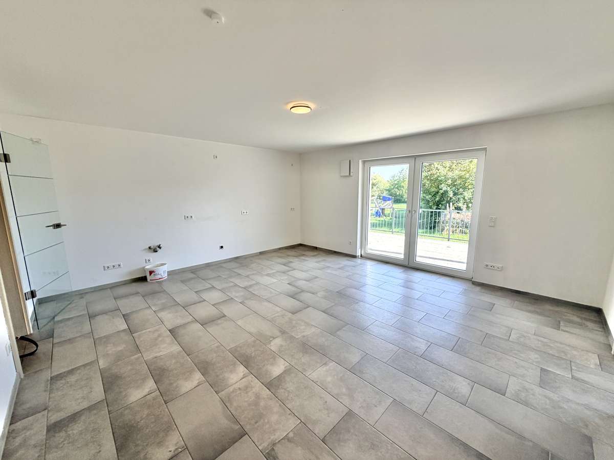 NEUWERTIGE  4-Zi.-Wohnung in Hettenshausen mit sonnige Südterrasse