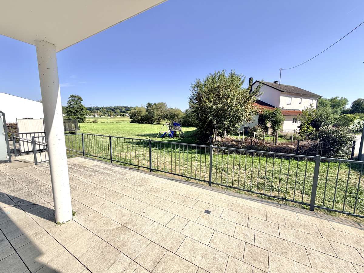 NEUWERTIGE  4-Zi.-Wohnung in Hettenshausen mit sonnige Südterrasse