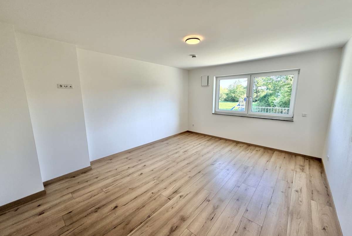 NEUWERTIGE  4-Zi.-Wohnung in Hettenshausen mit sonnige Südterrasse