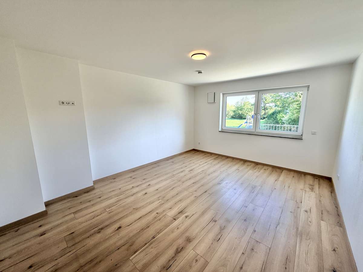 NEUWERTIGE  4-Zi.-Wohnung in Hettenshausen mit sonnige Südterrasse