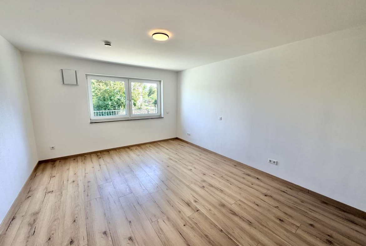 NEUWERTIGE  4-Zi.-Wohnung in Hettenshausen mit sonnige Südterrasse