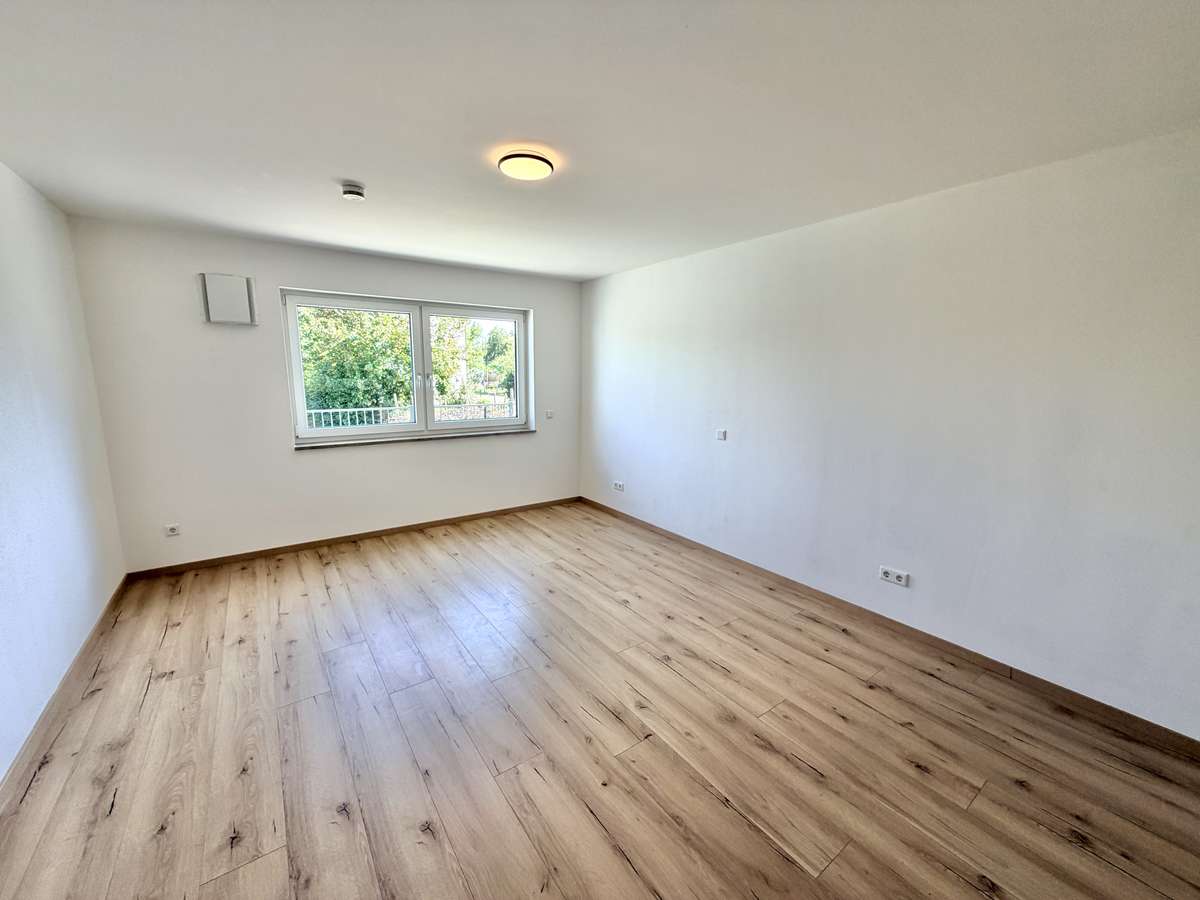 NEUWERTIGE  4-Zi.-Wohnung in Hettenshausen mit sonnige Südterrasse