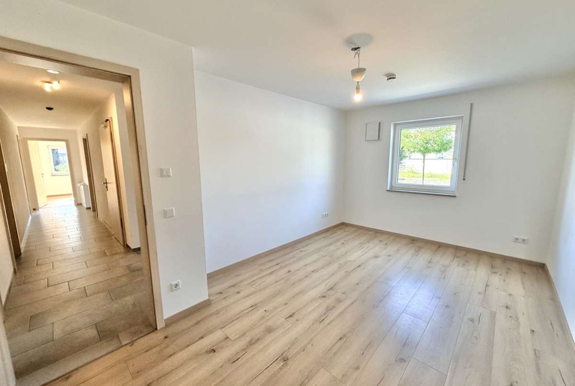 NEUWERTIGE  4-Zi.-Wohnung in Hettenshausen mit sonnige Südterrasse
