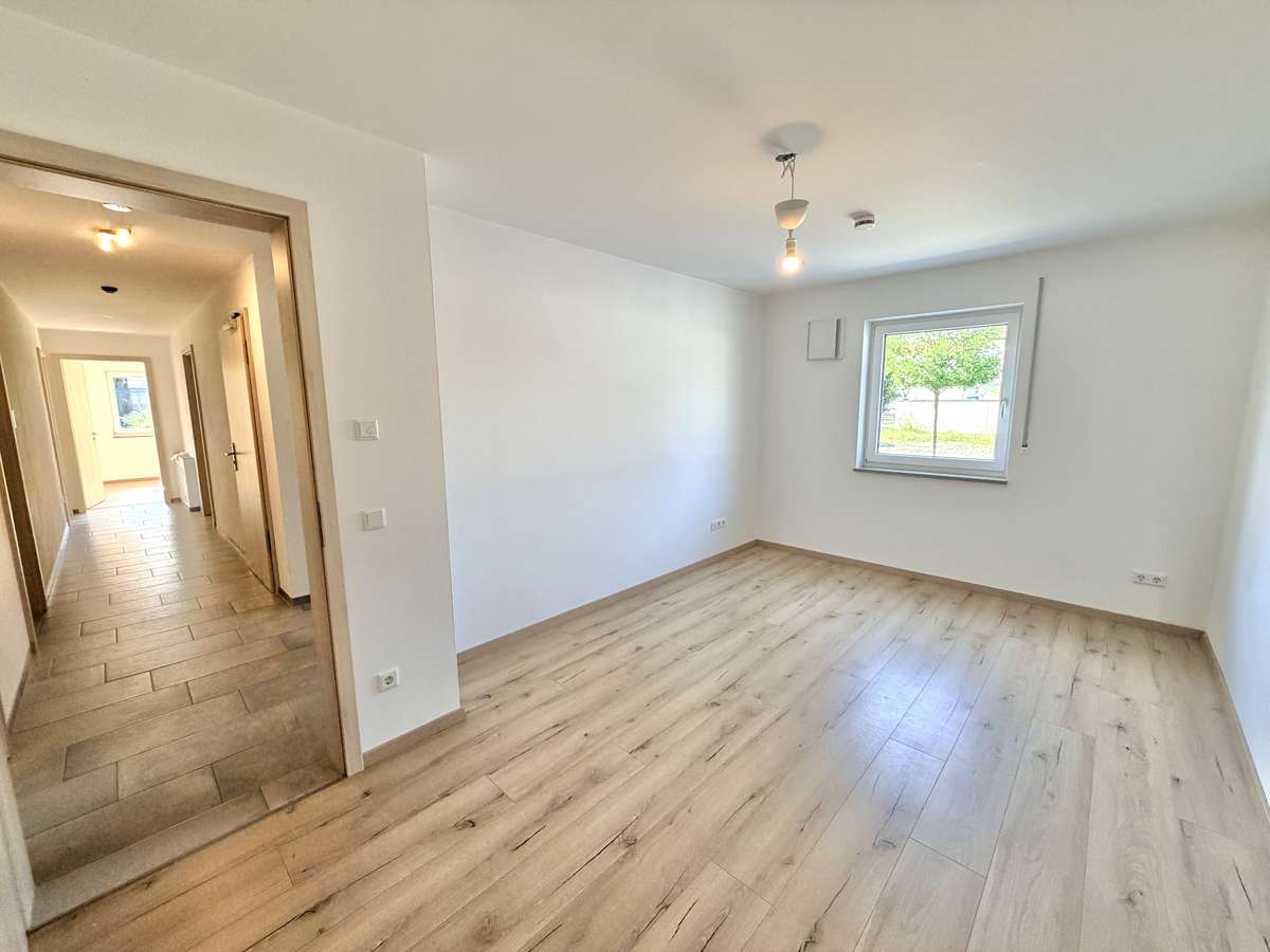 NEUWERTIGE  4-Zi.-Wohnung in Hettenshausen mit sonnige Südterrasse
