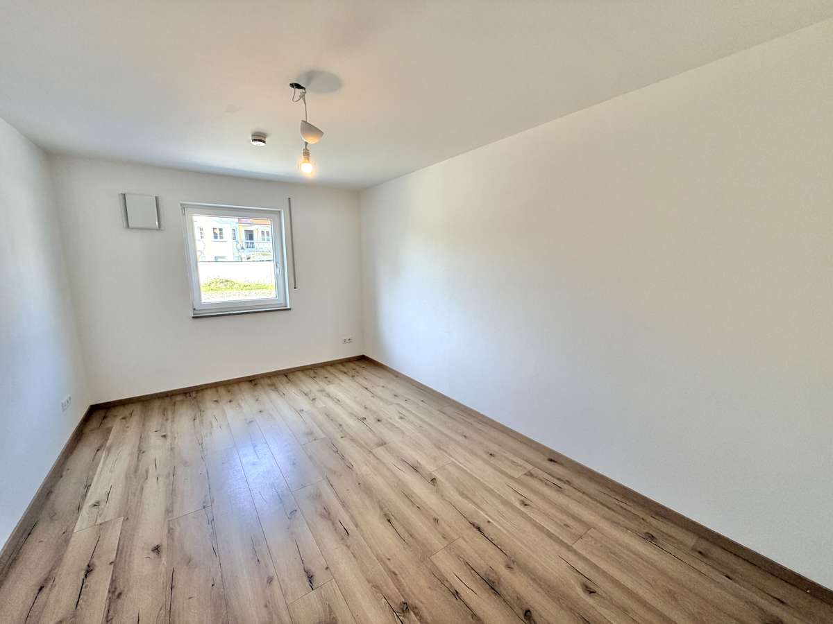 NEUWERTIGE  4-Zi.-Wohnung in Hettenshausen mit sonnige Südterrasse