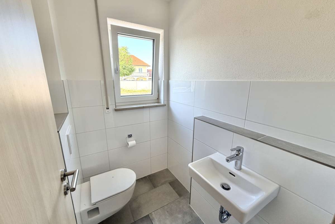 NEUWERTIGE  4-Zi.-Wohnung in Hettenshausen mit sonnige Südterrasse