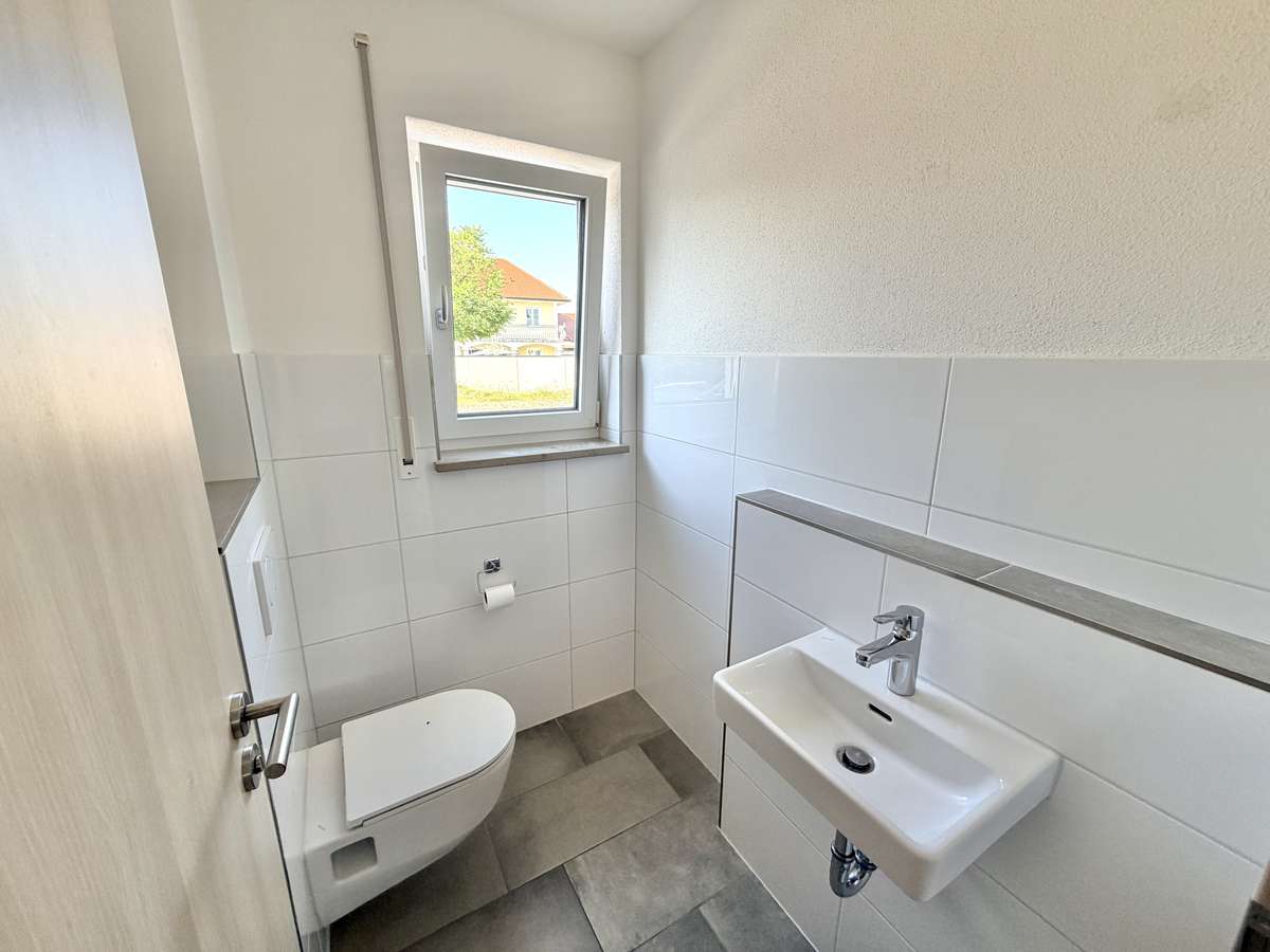 NEUWERTIGE  4-Zi.-Wohnung in Hettenshausen mit sonnige Südterrasse