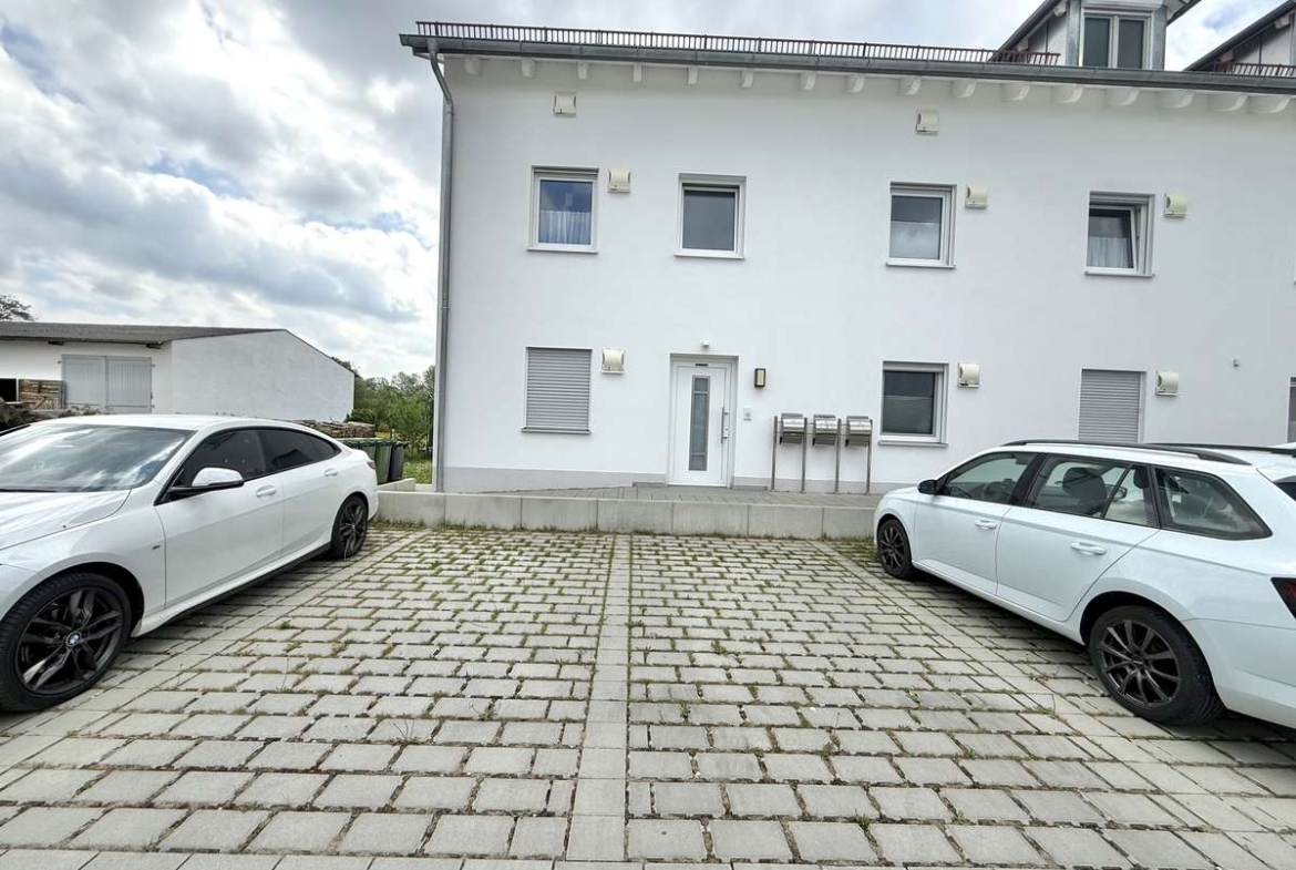 NEUWERTIGE  4-Zi.-Wohnung in Hettenshausen mit sonnige Südterrasse