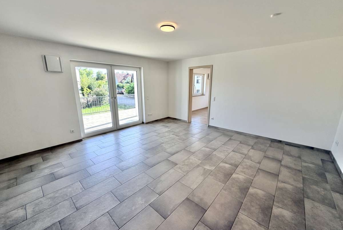 NEUWERTIGE  4-Zi.-Wohnung in Hettenshausen mit sonnige Südterrasse