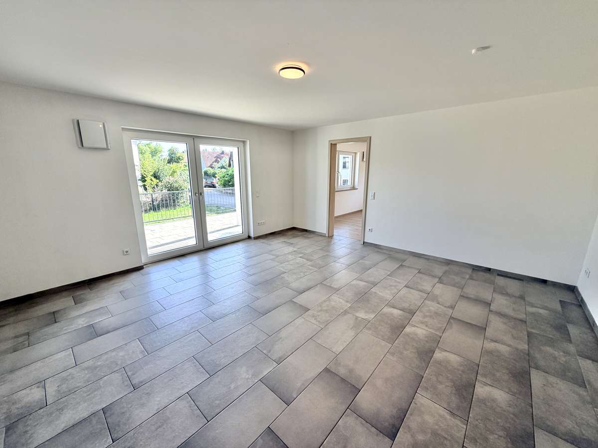 NEUWERTIGE  4-Zi.-Wohnung in Hettenshausen mit sonnige Südterrasse