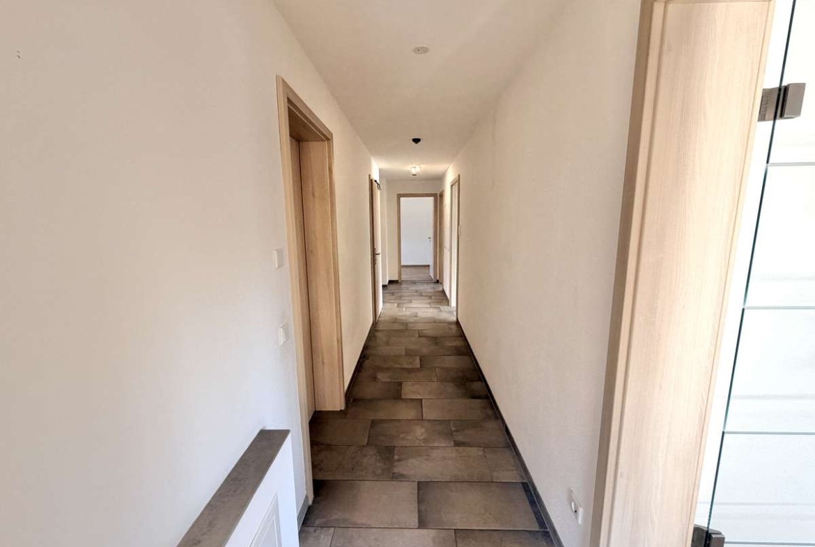 NEUWERTIGE  4-Zi.-Wohnung in Hettenshausen mit sonnige Südterrasse