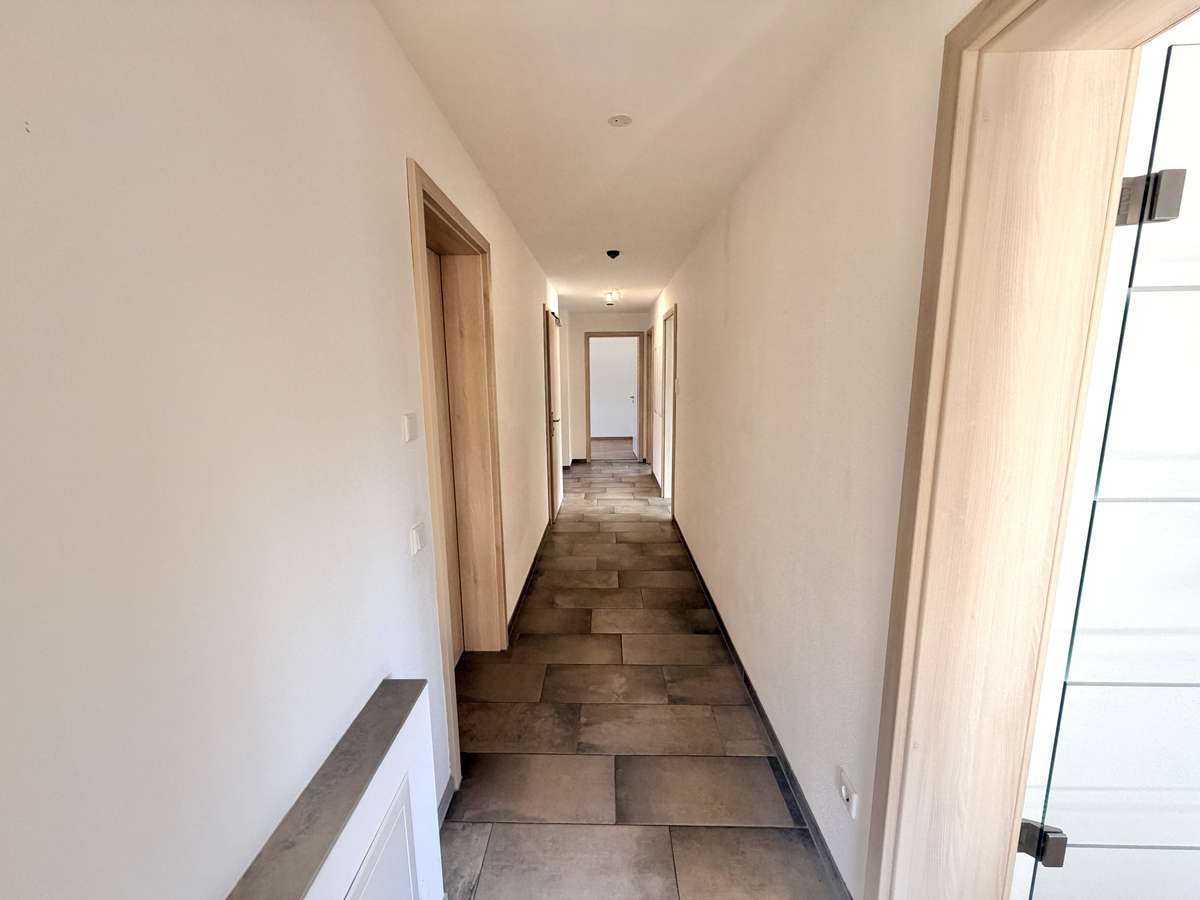 NEUWERTIGE  4-Zi.-Wohnung in Hettenshausen mit sonnige Südterrasse