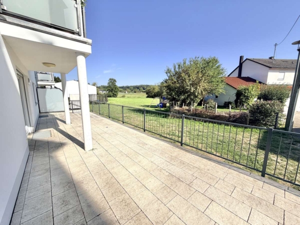 NEUWERTIGE  4-Zi.-Wohnung in Hettenshausen mit sonnige Südterrasse