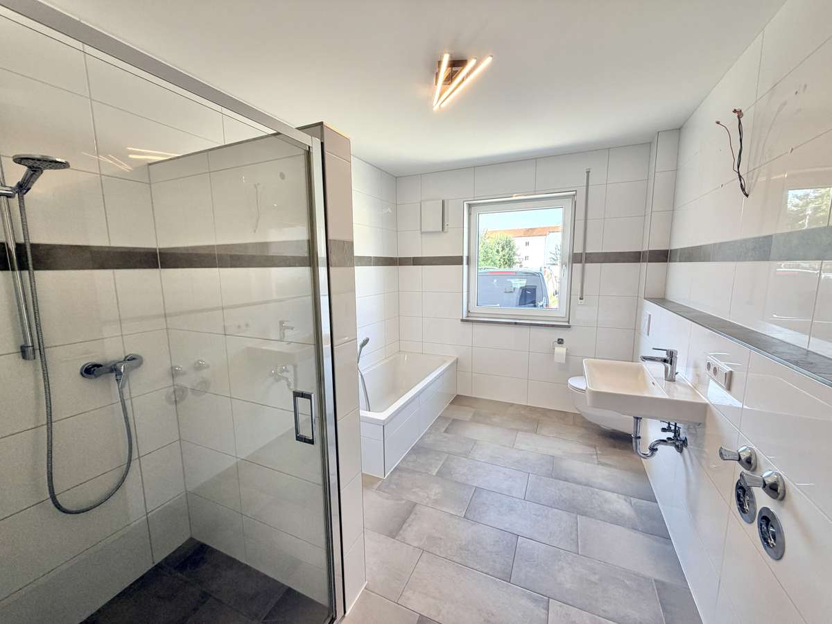 NEUWERTIGE  4-Zi.-Wohnung in Hettenshausen mit sonnige Südterrasse