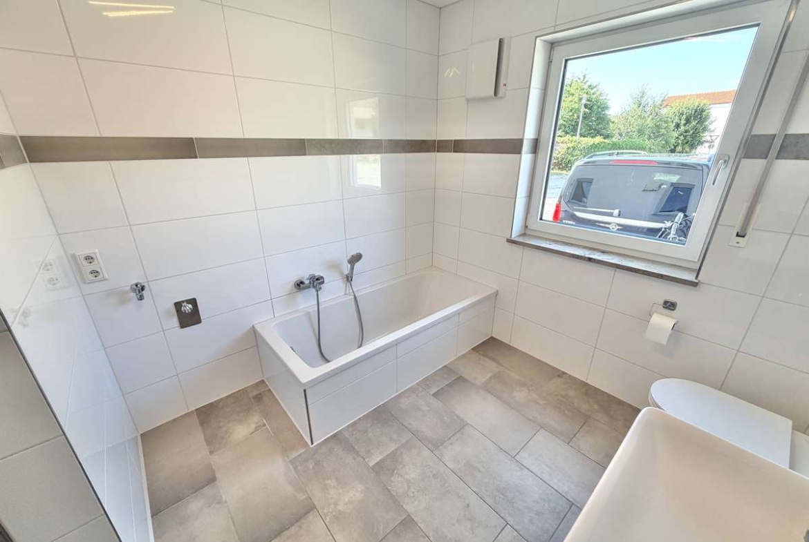 NEUWERTIGE  4-Zi.-Wohnung in Hettenshausen mit sonnige Südterrasse