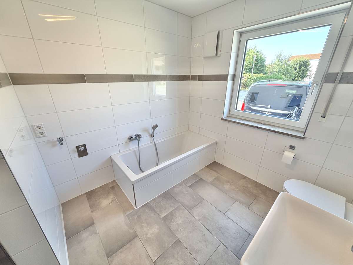NEUWERTIGE  4-Zi.-Wohnung in Hettenshausen mit sonnige Südterrasse