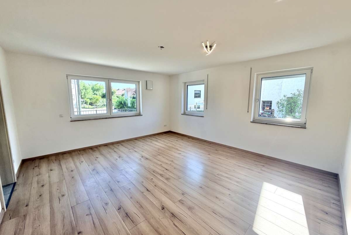 NEUWERTIGE  4-Zi.-Wohnung in Hettenshausen mit sonnige Südterrasse