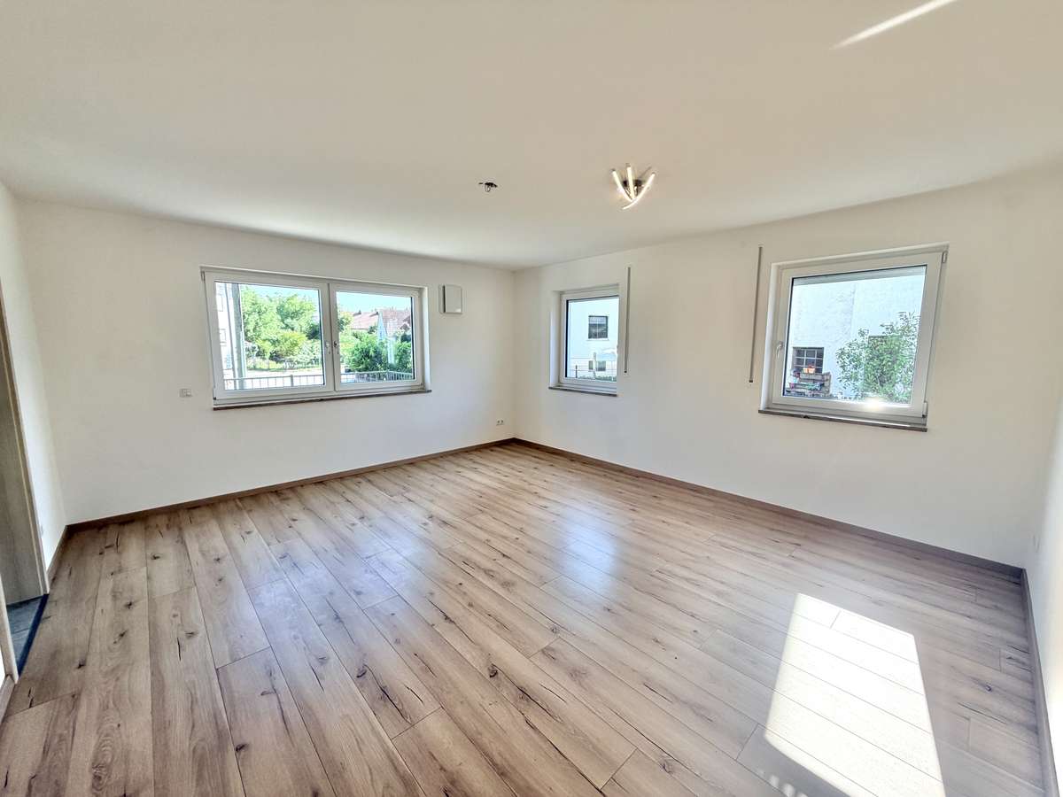 NEUWERTIGE  4-Zi.-Wohnung in Hettenshausen mit sonnige Südterrasse