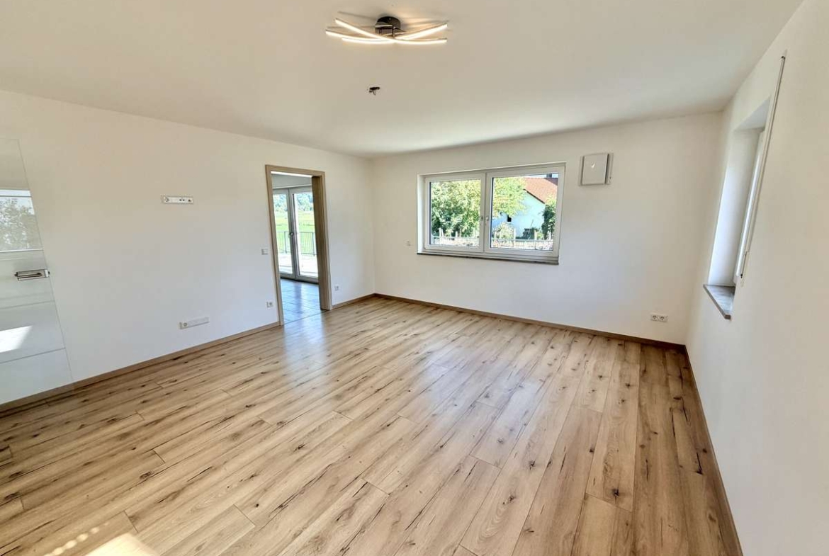 NEUWERTIGE  4-Zi.-Wohnung in Hettenshausen mit sonnige Südterrasse