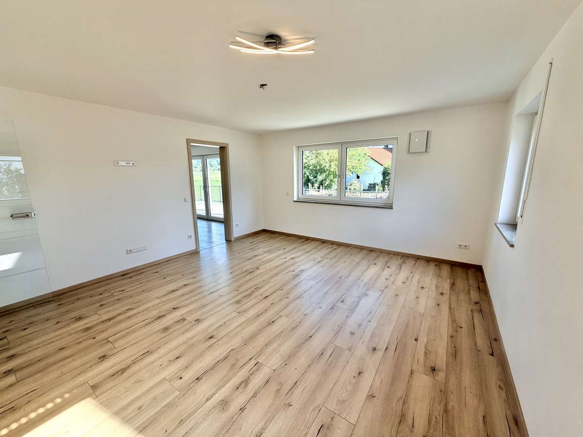 NEUWERTIGE  4-Zi.-Wohnung in Hettenshausen mit sonnige Südterrasse