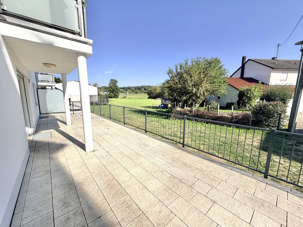 NEUWERTIGE  4-Zi.-Wohnung in Hettenshausen mit sonnige Südterrasse