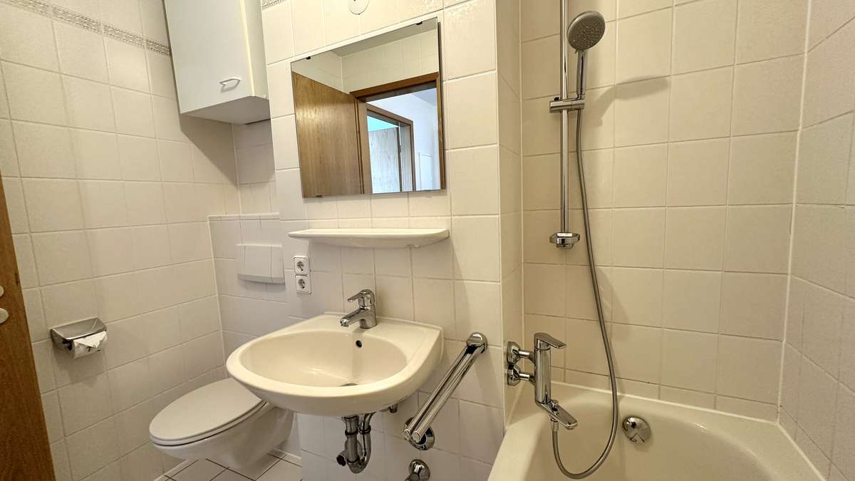 **Renovieren & selbst gestalten 2-Zi. Whg. mit Blk, EBK & TG – Sofort bezugsfrei **