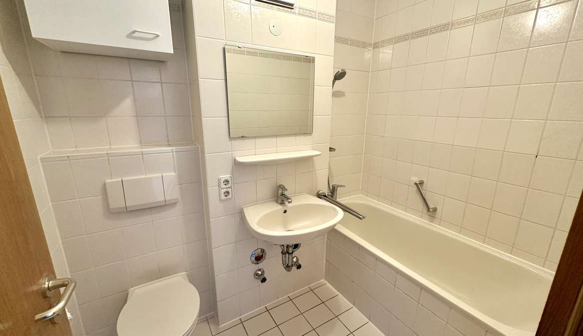 **Renovieren & selbst gestalten 2-Zi. Whg. mit Blk, EBK & TG – Sofort bezugsfrei **