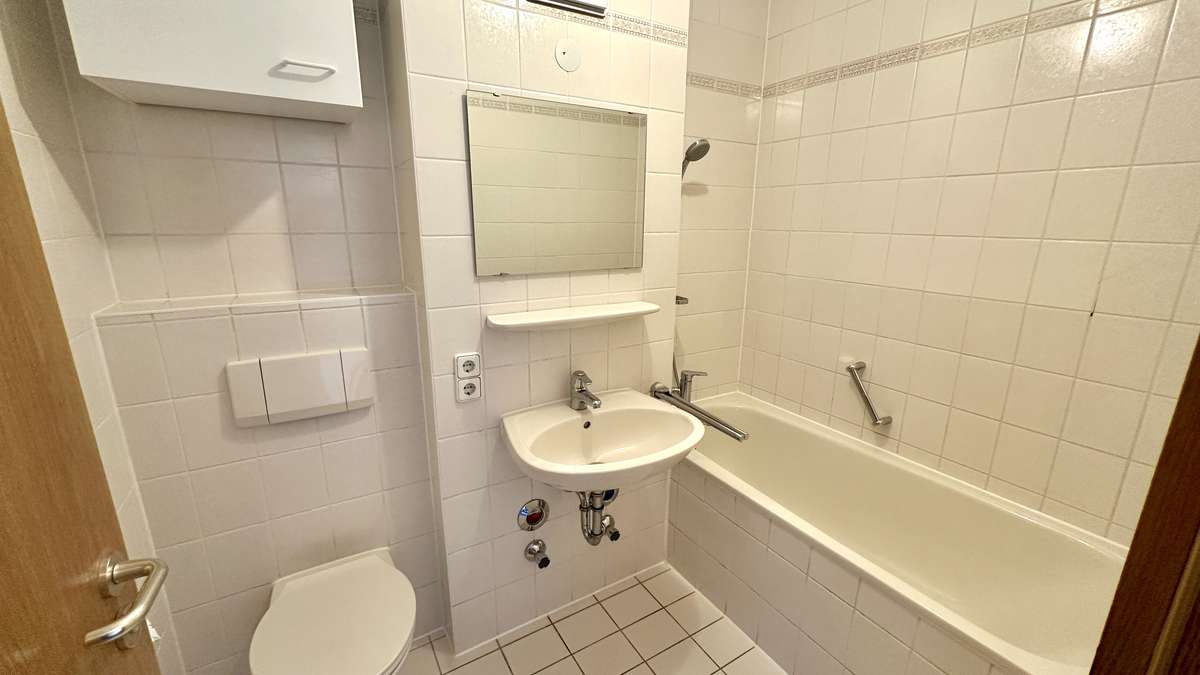 **Renovieren & selbst gestalten 2-Zi. Whg. mit Blk, EBK & TG – Sofort bezugsfrei **