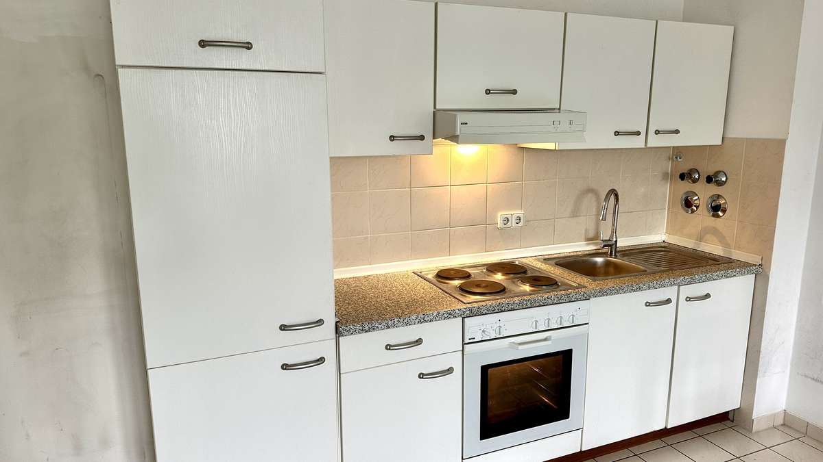 **Renovieren & selbst gestalten 2-Zi. Whg. mit Blk, EBK & TG – Sofort bezugsfrei **