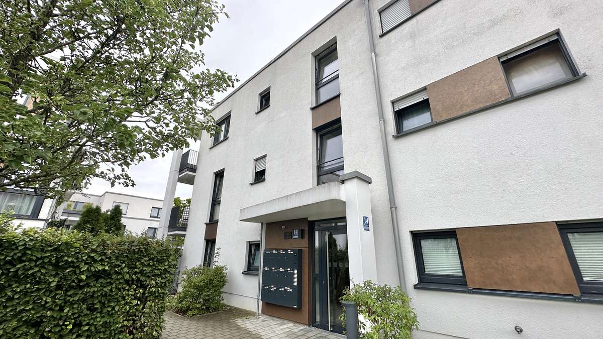 Hausansicht Top Kapitalanlage – KfW-55-Apartment mit Garten & großer Ostterrasse
