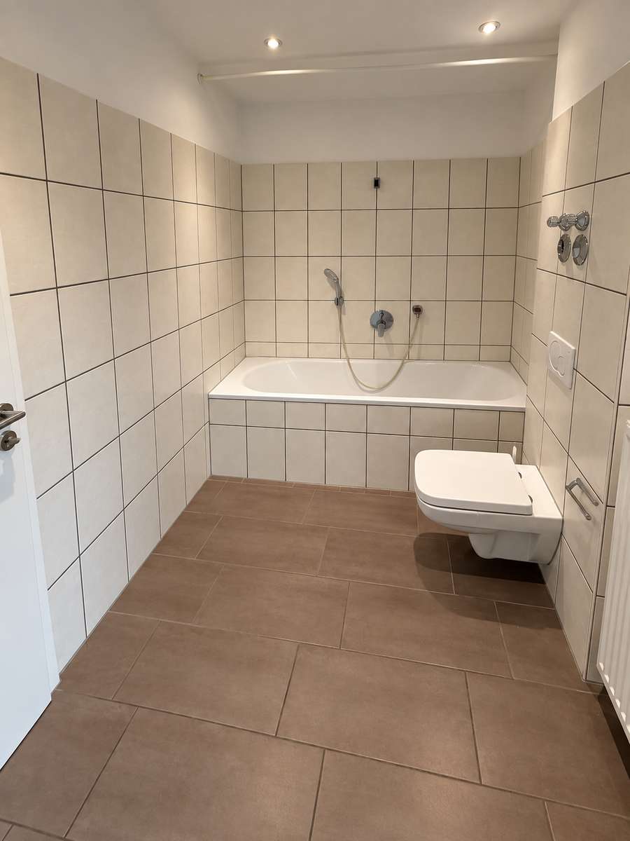 Helle 2-Zimmer-Wohnung mit 68 m² – Hausmeisterdienste willkommen