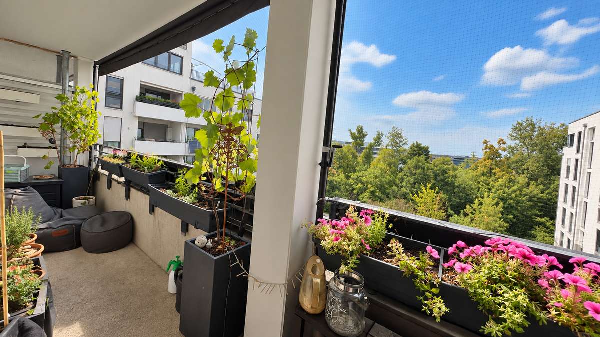 ZWEITBEZUG: 4 Zimmer, 2 Bäder, EBK und gr. Südost-Balkon (Nähe S1)