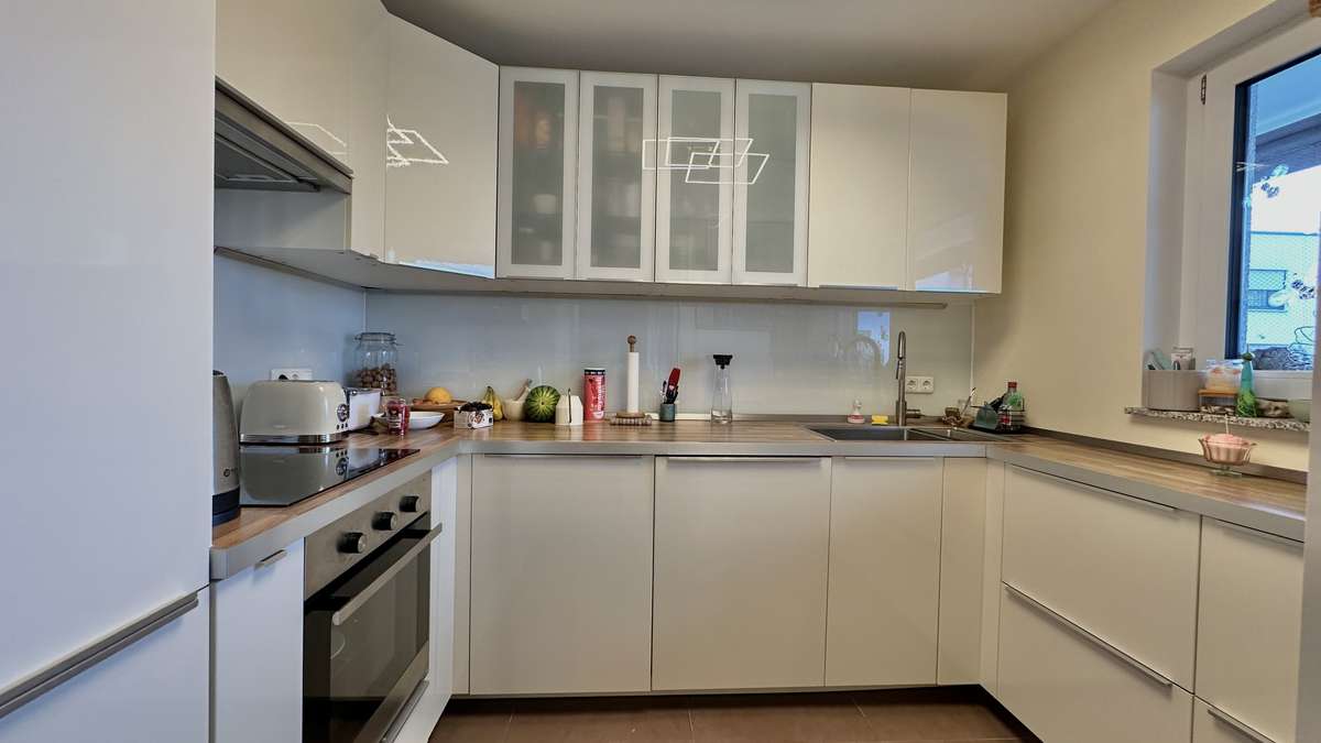 ZWEITBEZUG: 4 Zimmer, 2 Bäder, EBK und gr. Südost-Balkon (Nähe S1)