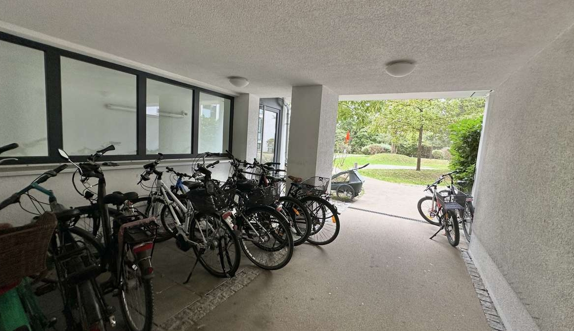 ZWEITBEZUG: 4 Zimmer, 2 Bäder, EBK und gr. Südost-Balkon (Nähe S1)
