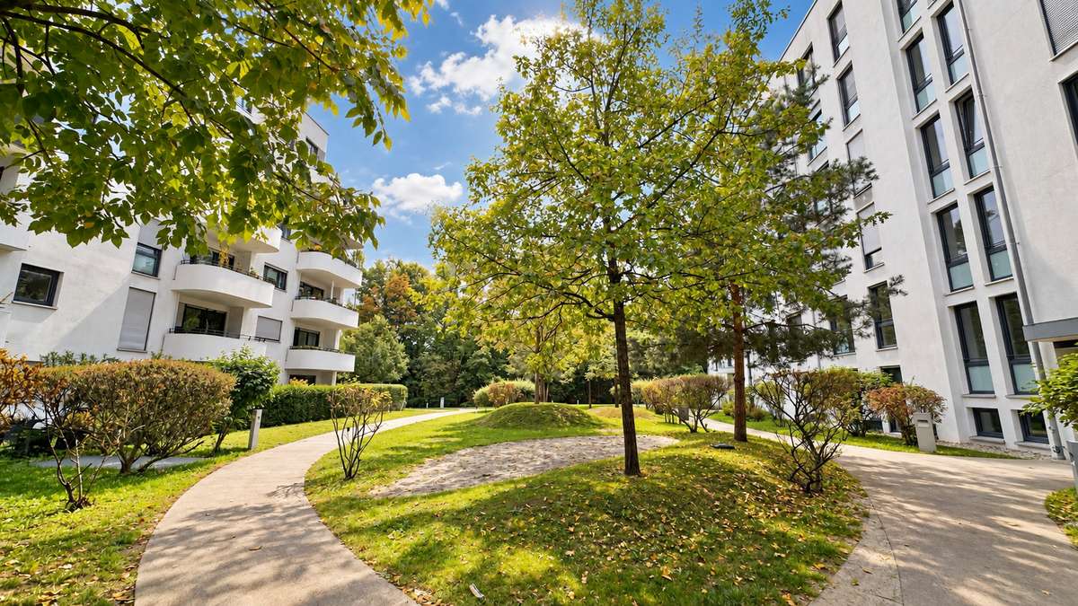 ZWEITBEZUG: 4 Zimmer, 2 Bäder, EBK und gr. Südost-Balkon (Nähe S1)