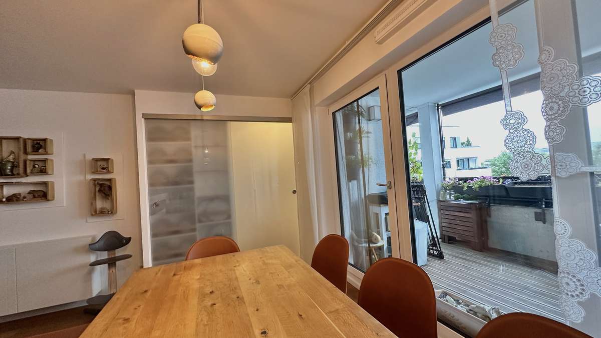 ZWEITBEZUG: 4 Zimmer, 2 Bäder, EBK und gr. Südost-Balkon (Nähe S1)