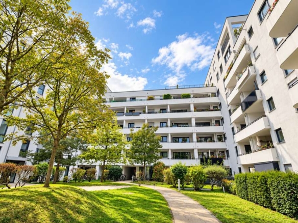 ZWEITBEZUG: 4 Zimmer, 2 Bäder, EBK und gr. Südost-Balkon (Nähe S1)