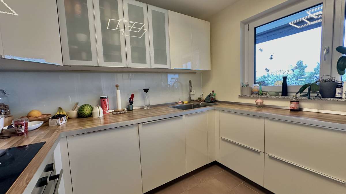 ZWEITBEZUG: 4 Zimmer, 2 Bäder, EBK und gr. Südost-Balkon (Nähe S1)