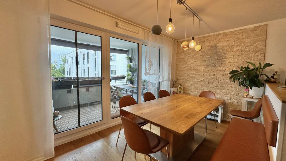 ZWEITBEZUG: 4 Zimmer, 2 Bäder, EBK und gr. Südost-Balkon (Nähe S1)
