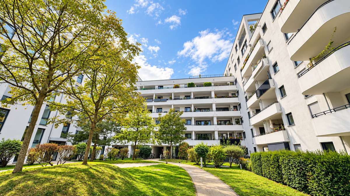 ZWEITBEZUG: 4 Zimmer, 2 Bäder, EBK und gr. Südost-Balkon (Nähe S1)